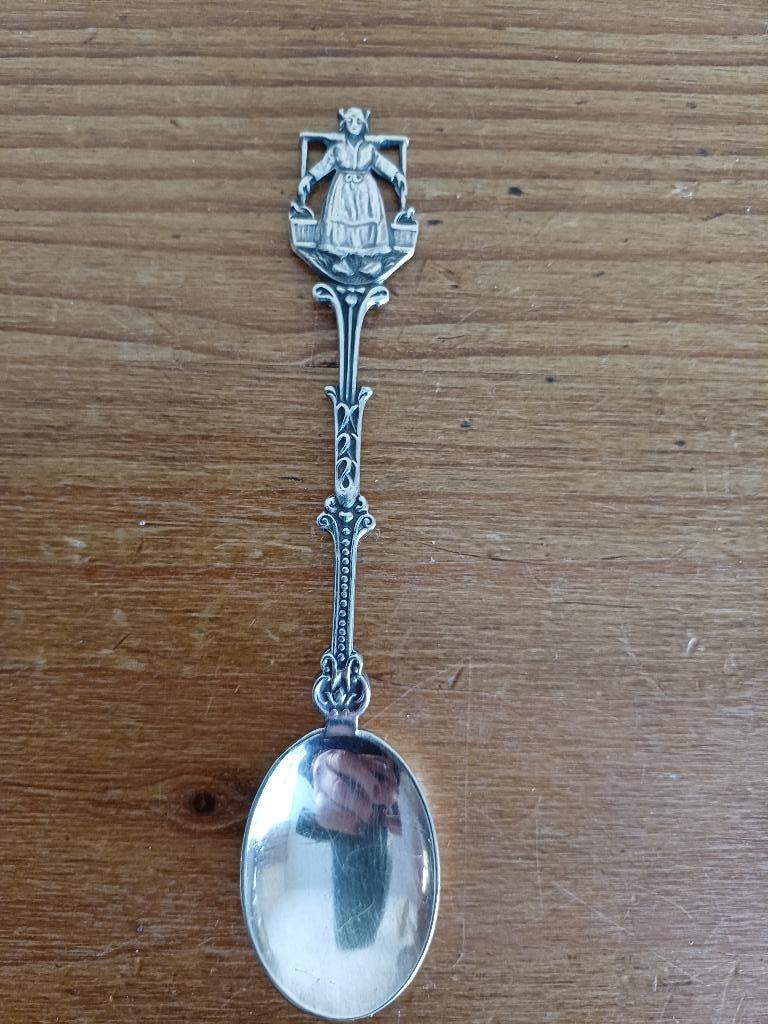 Verzilverde theelepel  Melkmeisje uit Volendam, Verzenden