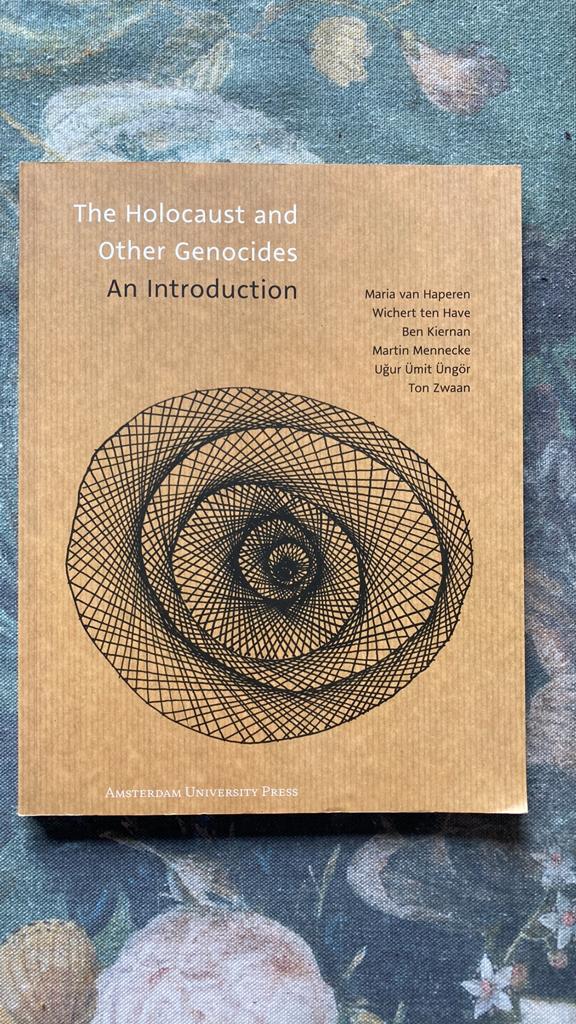 The Holocaust and 4 other Genocides. foto’s.(NIOD-A’dam2012), Gelezen, Niet van toepassing, Ophalen of Verzenden, Algemeen