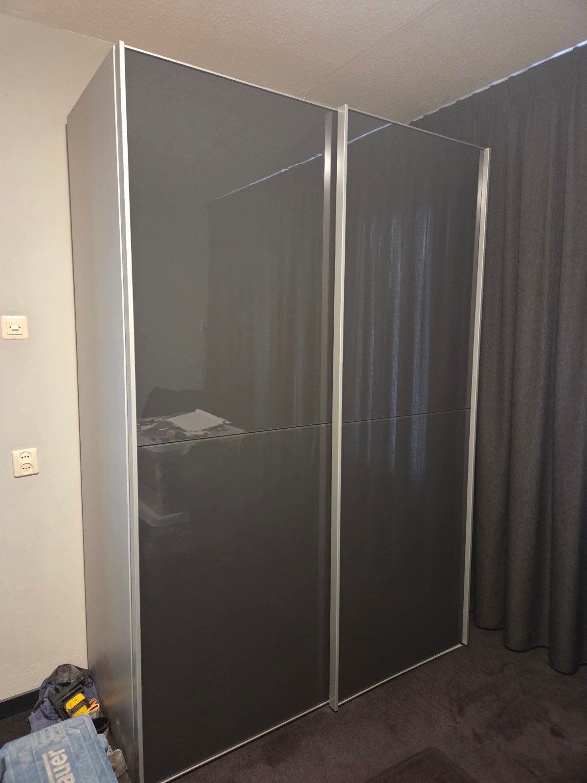 Grijze Kledingkast met dubbele schuifdeur softclose, Ophalen, Met deur(en), 100 tot 150 cm, Zo goed als nieuw