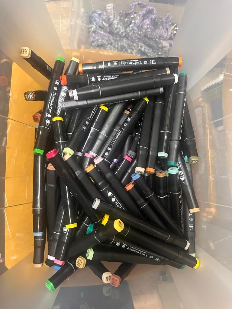 Grote bak met stiften, twinmarkers en cozy kleurboek, Ophalen of Verzenden, Zo goed als nieuw, Potlood of Stift