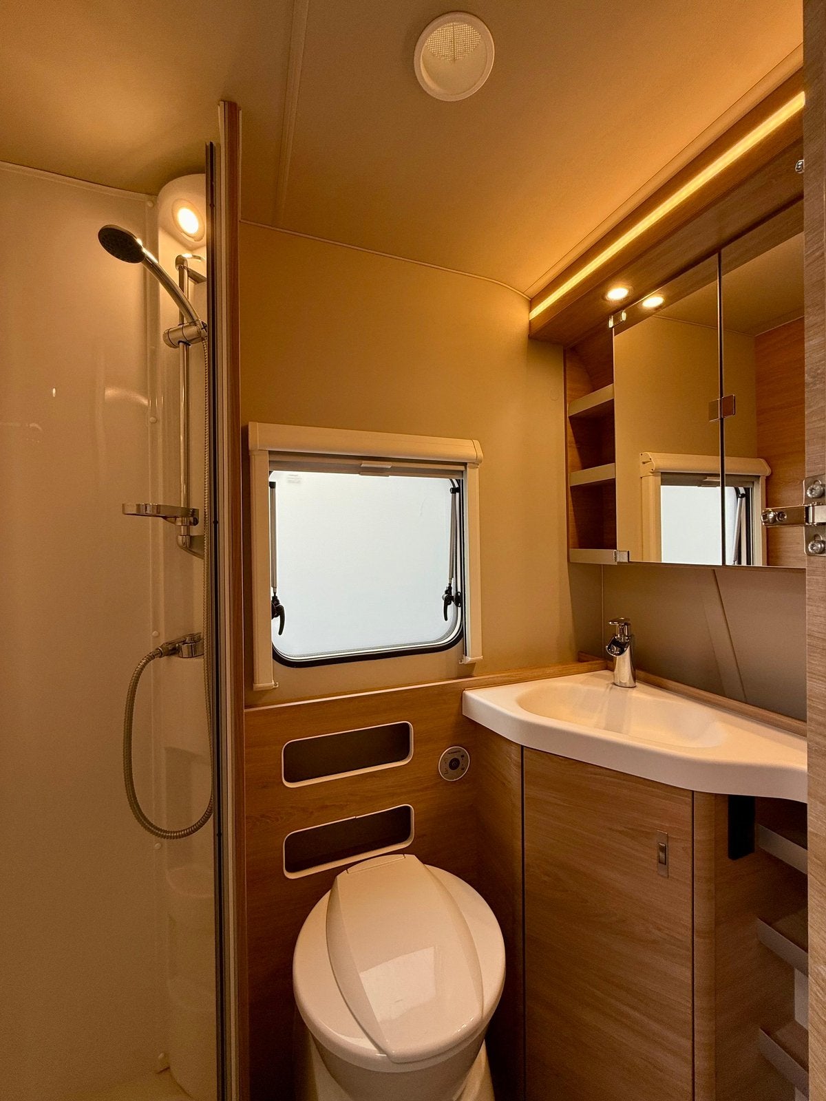 Foto 8 van Knaus Sudwind 580 QS | 3-Pers Stapelbed,Mover,Airco,Voortent