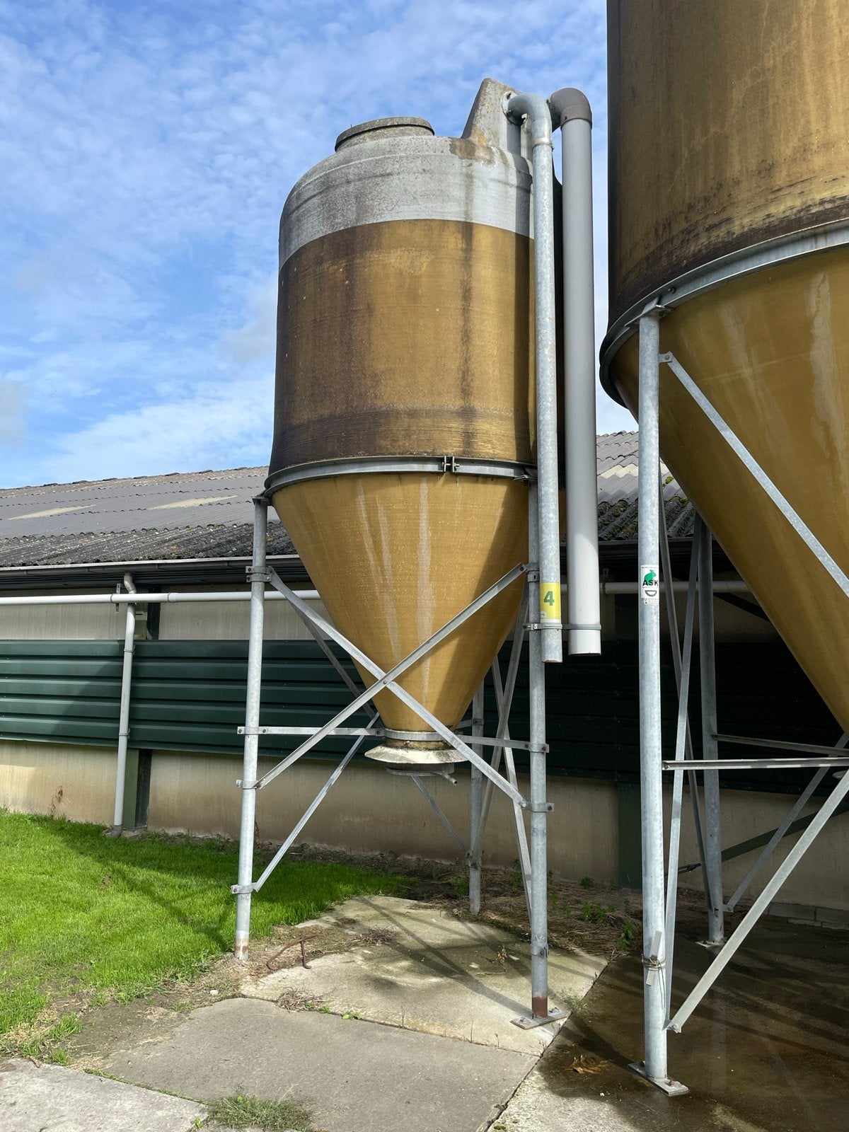 Polyester silo 5 ton met losschuif, Ophalen