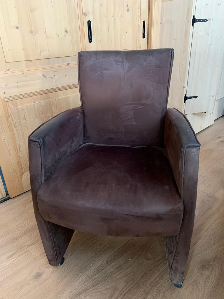 2 suede bruine verrijdbare (eettafel) stoelen, Huis en Inrichting, Fauteuils, Ophalen, Gebruikt