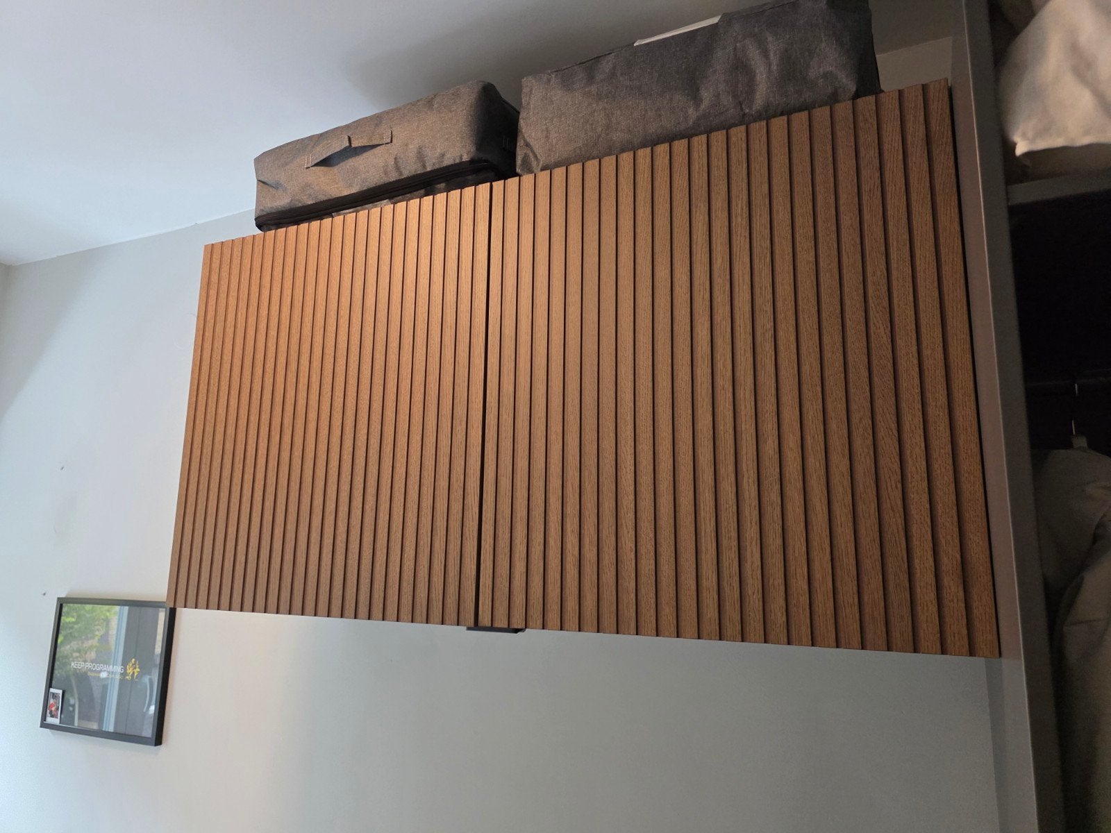 IKEA BESTÅ wandkast met houten lattenfront – 120  64 cm, Ophalen, Met deur(en), 100 tot 150 cm, Zo goed als nieuw