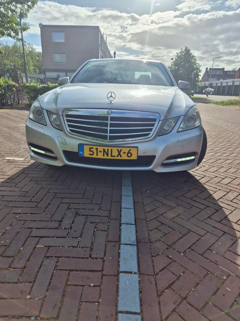 Mercedes-Benz E-Klasse 1.8 E200 CGI Sedan 2010 Grijs, Auto's, 183 pk, Euro 5, Achterwielaandrijving, Zwart