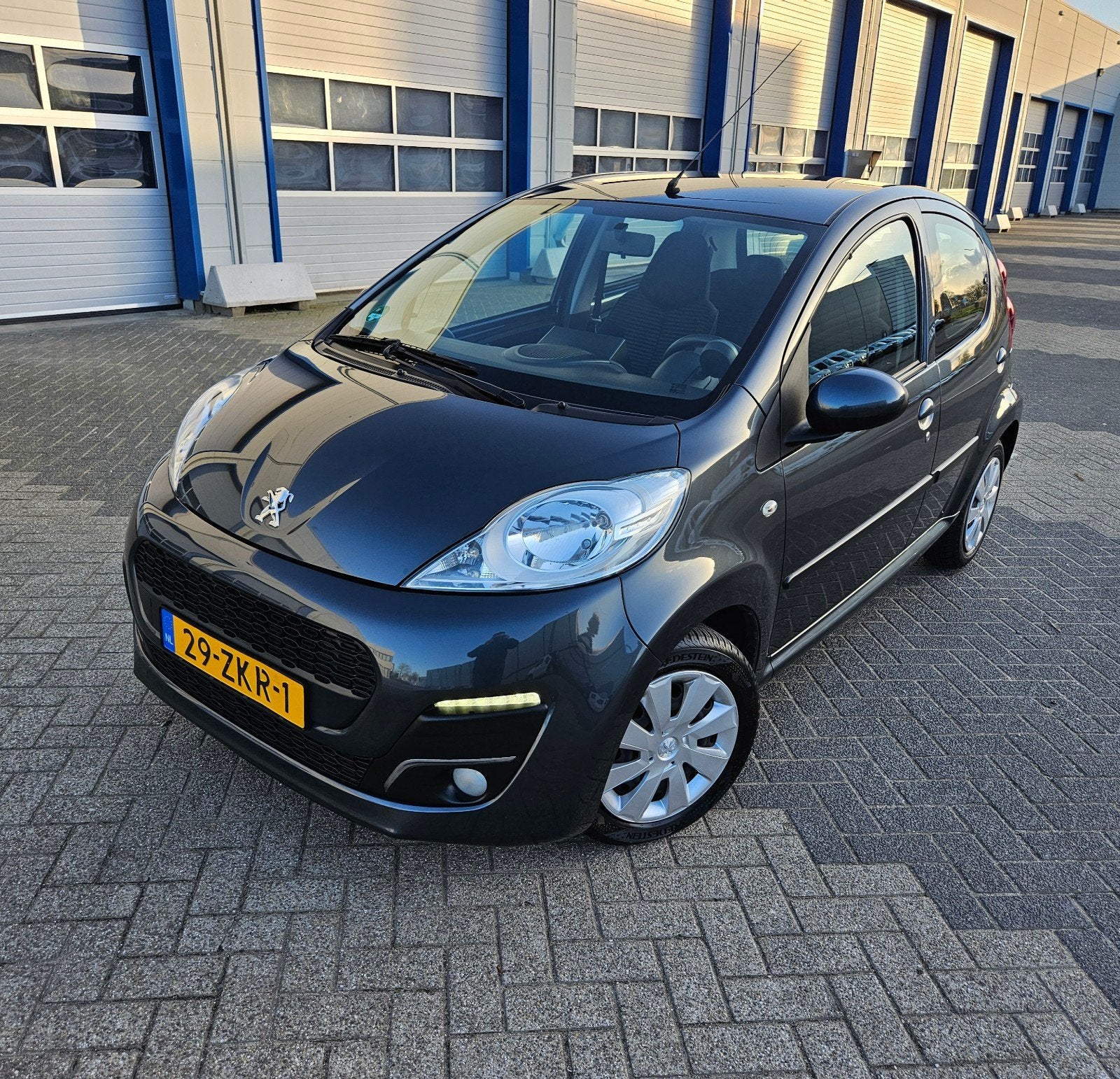Peugeot 107 1.0 12V 5DR 2012 Grijs Airco elekt ramen Carplay, Voorwielaandrijving, Stof, Zwart, 4 stoelen