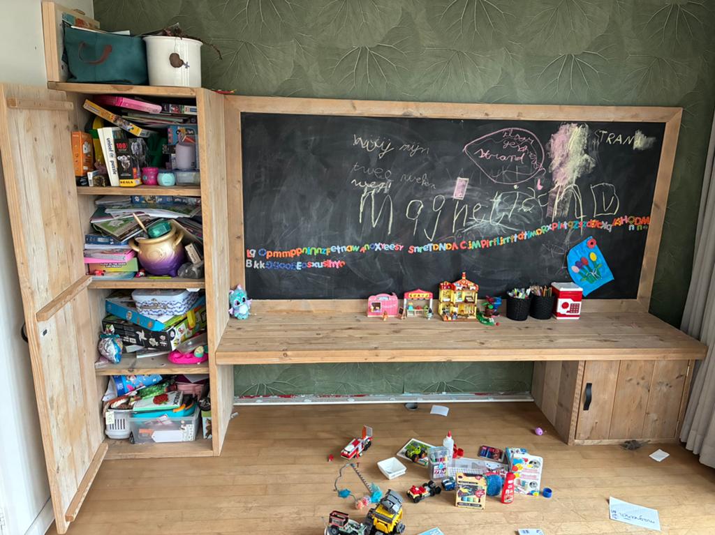 Creatieve kinderhoek / speelmeubel met krijtbord, Ophalen, Gebruikt