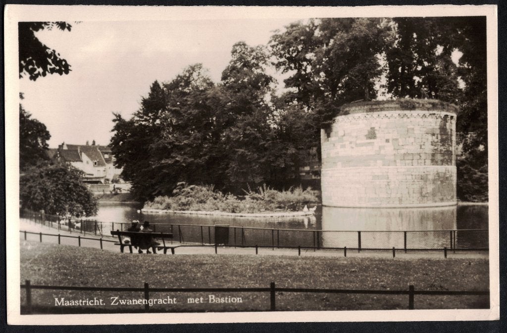 Maastricht, Zwanengracht met Bastion. 1954., Ophalen of Verzenden, 1940 tot 1960, Gelopen, Limburg