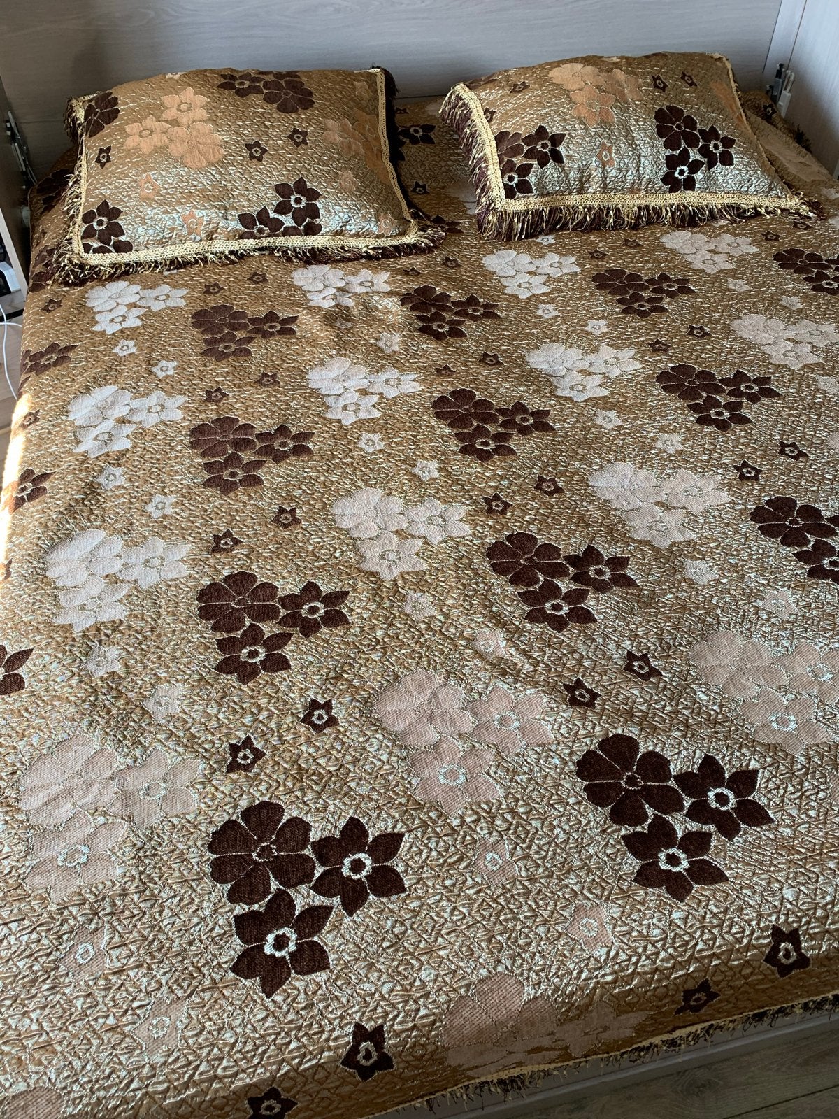 Gouden sprei met bloemenpatroon en kussenslopen, Huis en Inrichting, Ophalen, Beige, Tweepersoons, Deken of Dekbed