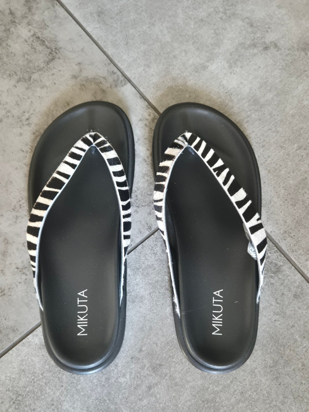 Mikuta leren slippers zebraprint 38 np €220,= NIEUWSTAAT!, Zwart, Mikuta, Zo goed als nieuw, Sandalen of Muiltjes