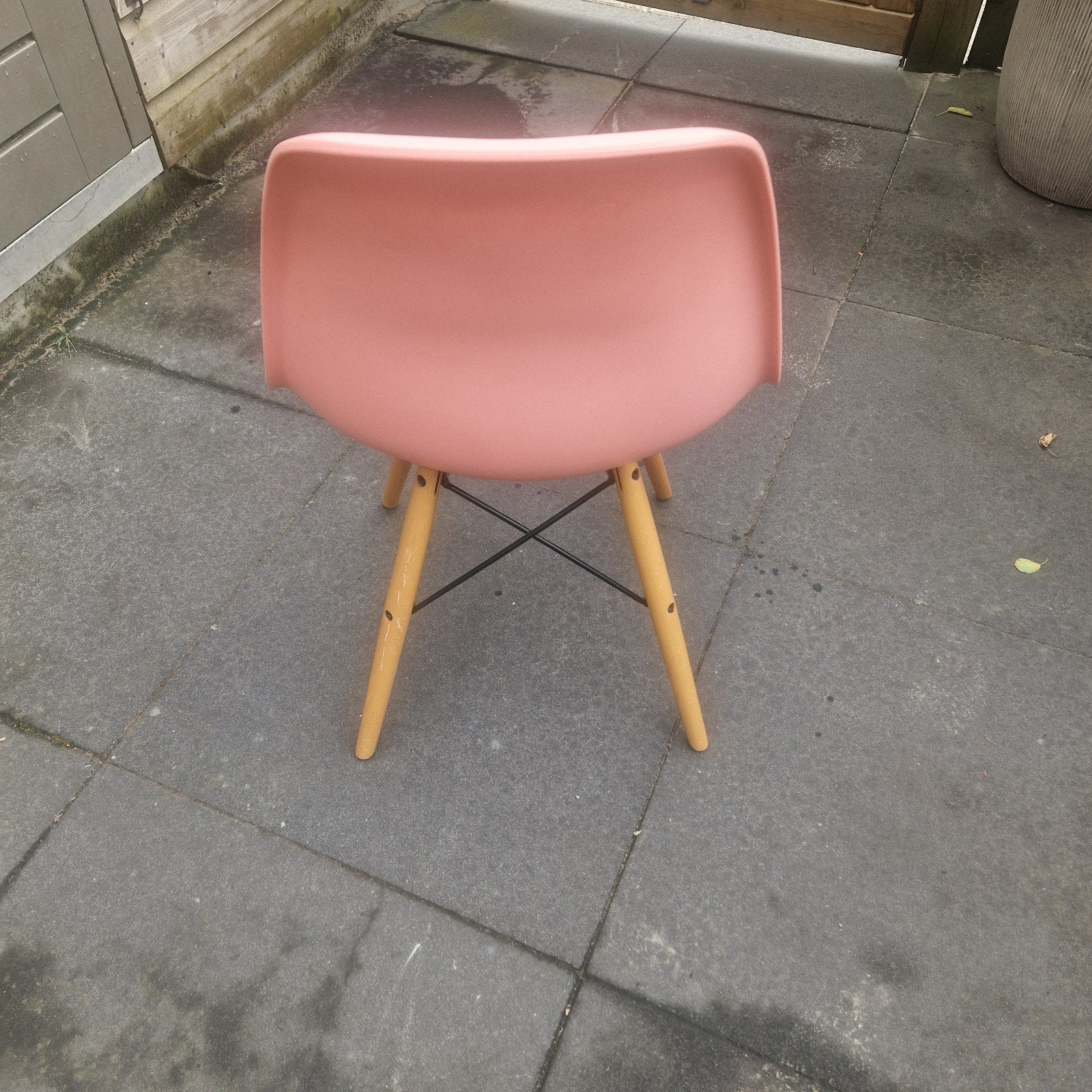 Roze stoel met houten poten - Eames stijl, Gebruikt, Overige kleuren, Eames stijl, Eén