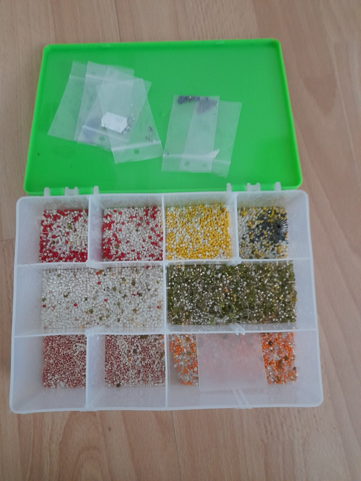 Bijna gratis rocailles kralen in opbergbox, Ophalen of Verzenden, Nieuw, Kraal