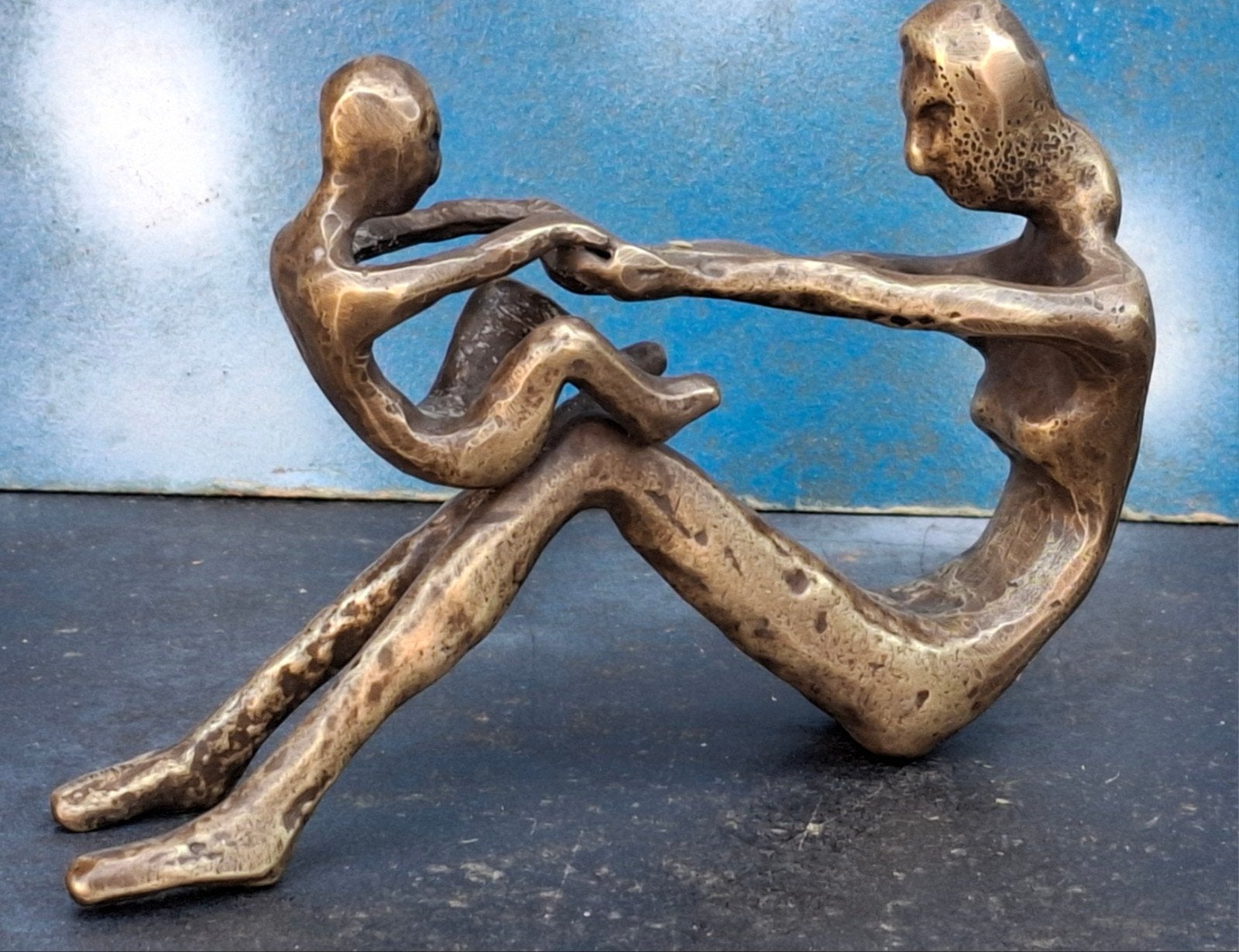 Moeder met kind. Geabstraheerde bronzen sculptuur.  16 cm., Verzamelen, Beelden en Beeldjes, Ophalen, Zo goed als nieuw, Mens