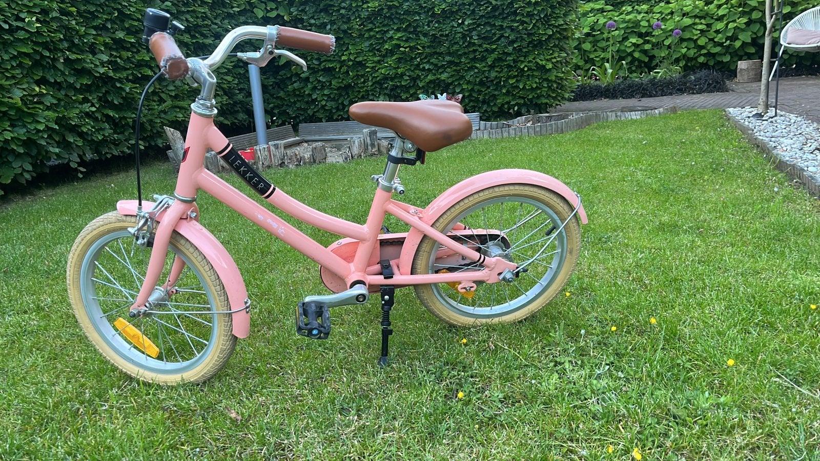 Roze meisjes fiets met bruin zadel 16 inch, Fietsen en Brommers, Fietsen | Kinderfietsjes, Ophalen, Zo goed als nieuw, 16 tot 20 inch