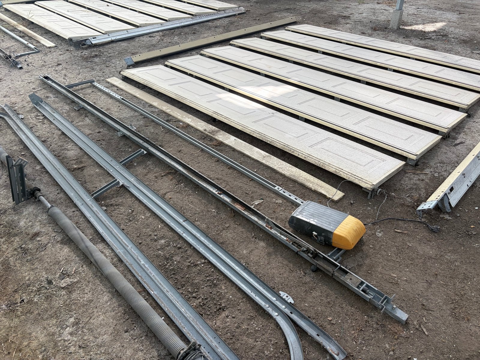 Gebruikte garagedeur met motor en rails, Doe-het-zelf en Verbouw, Ophalen, Garagedeur, Kunststof, Gebruikt