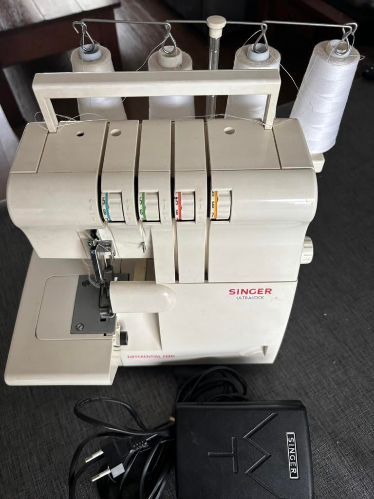Singer lockmachine met lockgaren, Ophalen, Gebruikt, Lockmachine, Singer