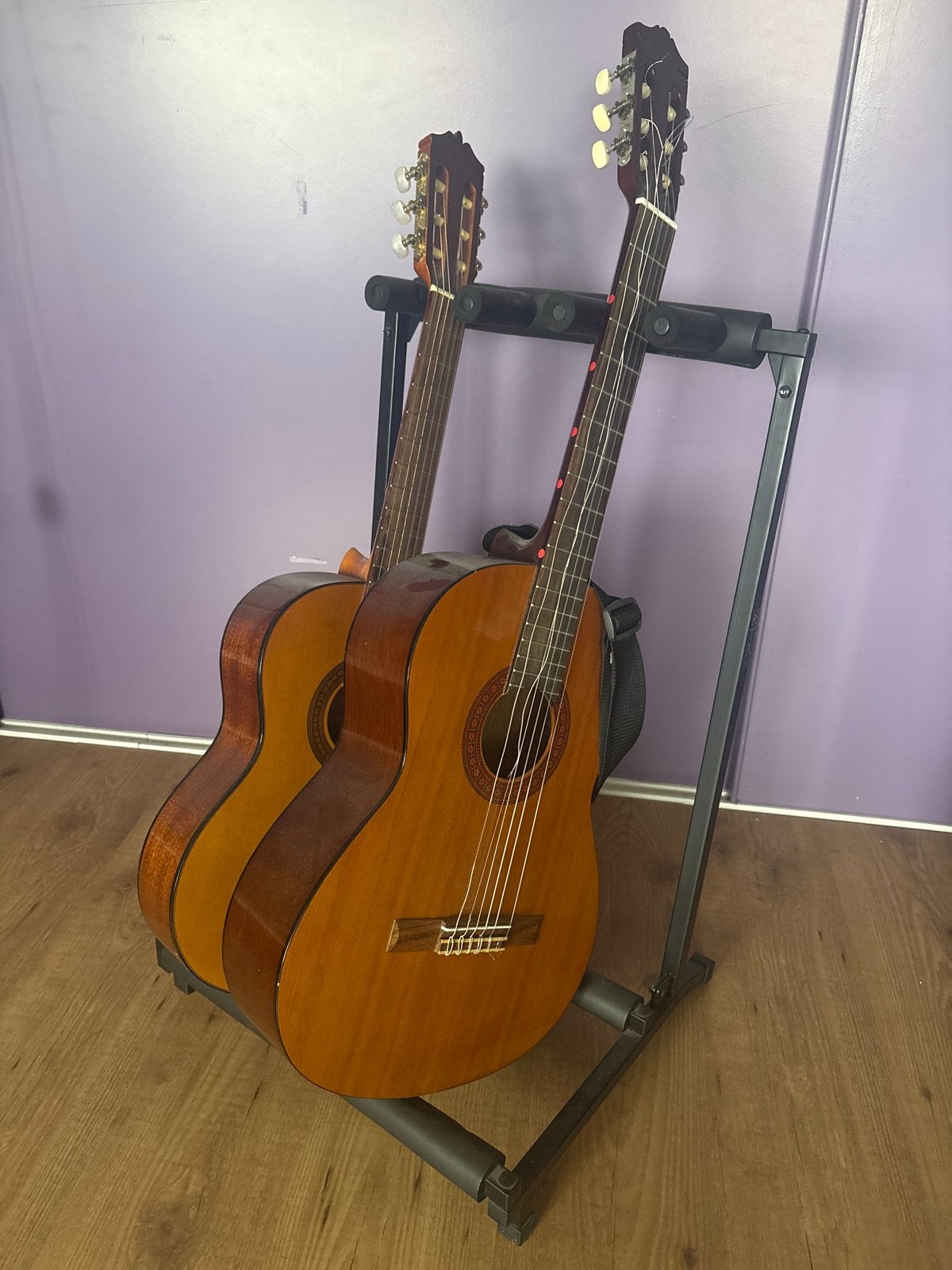 Twee klassieke gitaren op standaard, Muziek en Instrumenten, Ophalen, Gebruikt, Klassieke of Spaanse gitaar