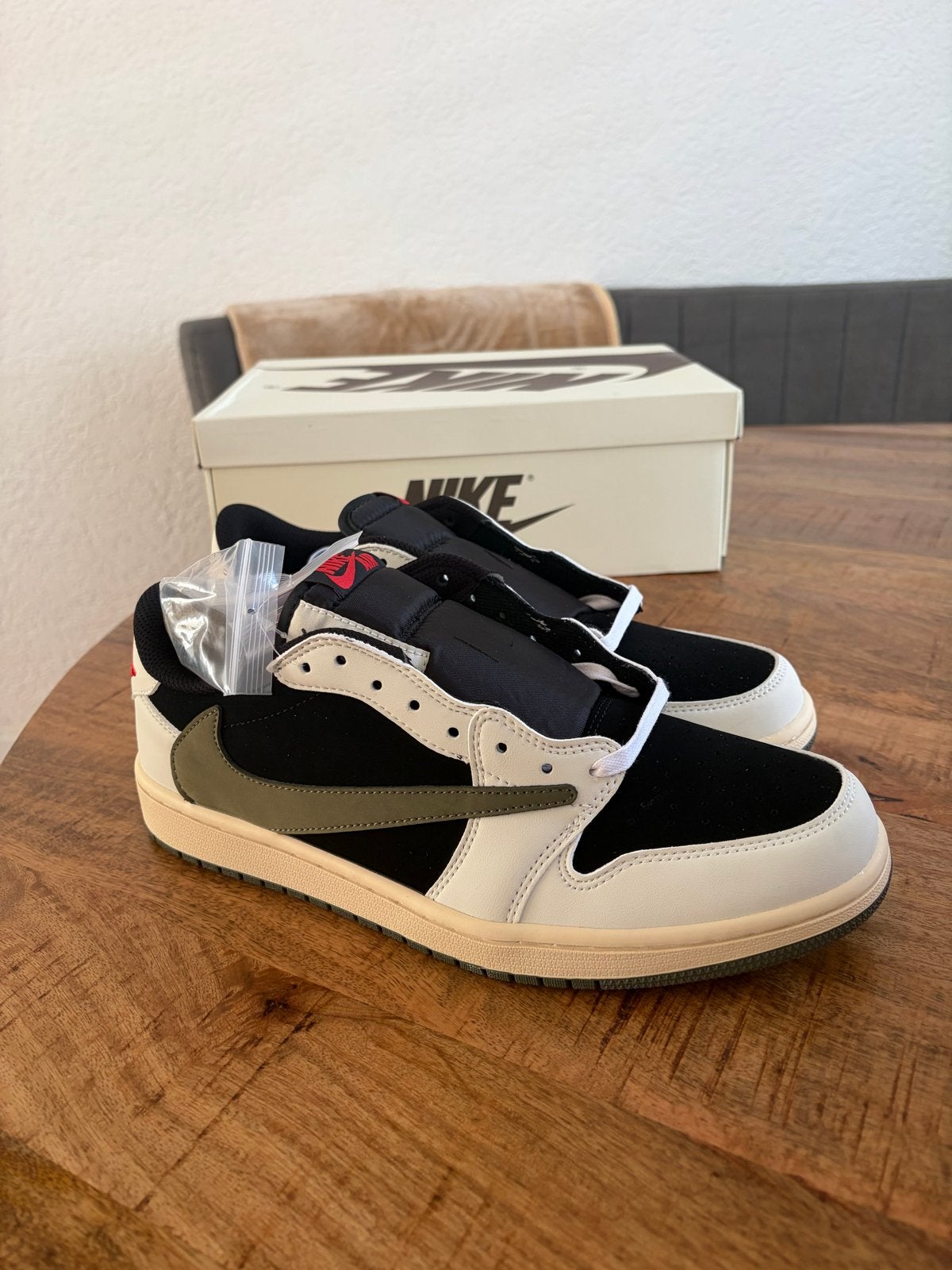 Travis Scott X Air Jordan 1 Low OG 'Medium Olive' - Maat 45, Kleding | Heren, Schoenen, Ophalen of Verzenden, Nieuw, Overige kleuren
