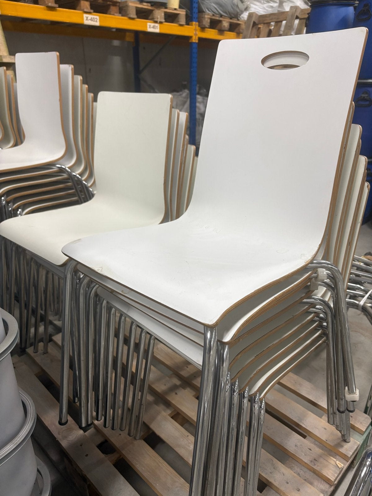 Moderne stapelbare stoelen - Wit met chrome onderstel, Ophalen, Kunststof, Gebruikt, Wit