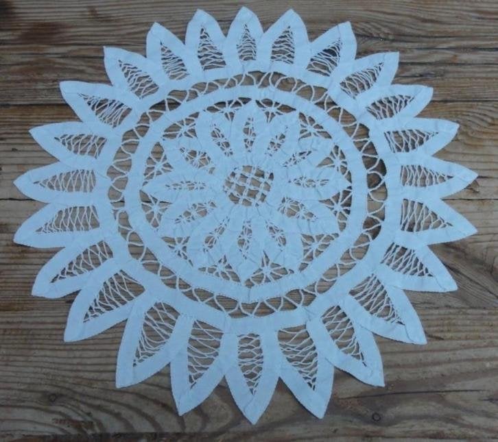 Wit brocante kleedje van lint /band, handwerk, 31 cm, Ophalen of Verzenden