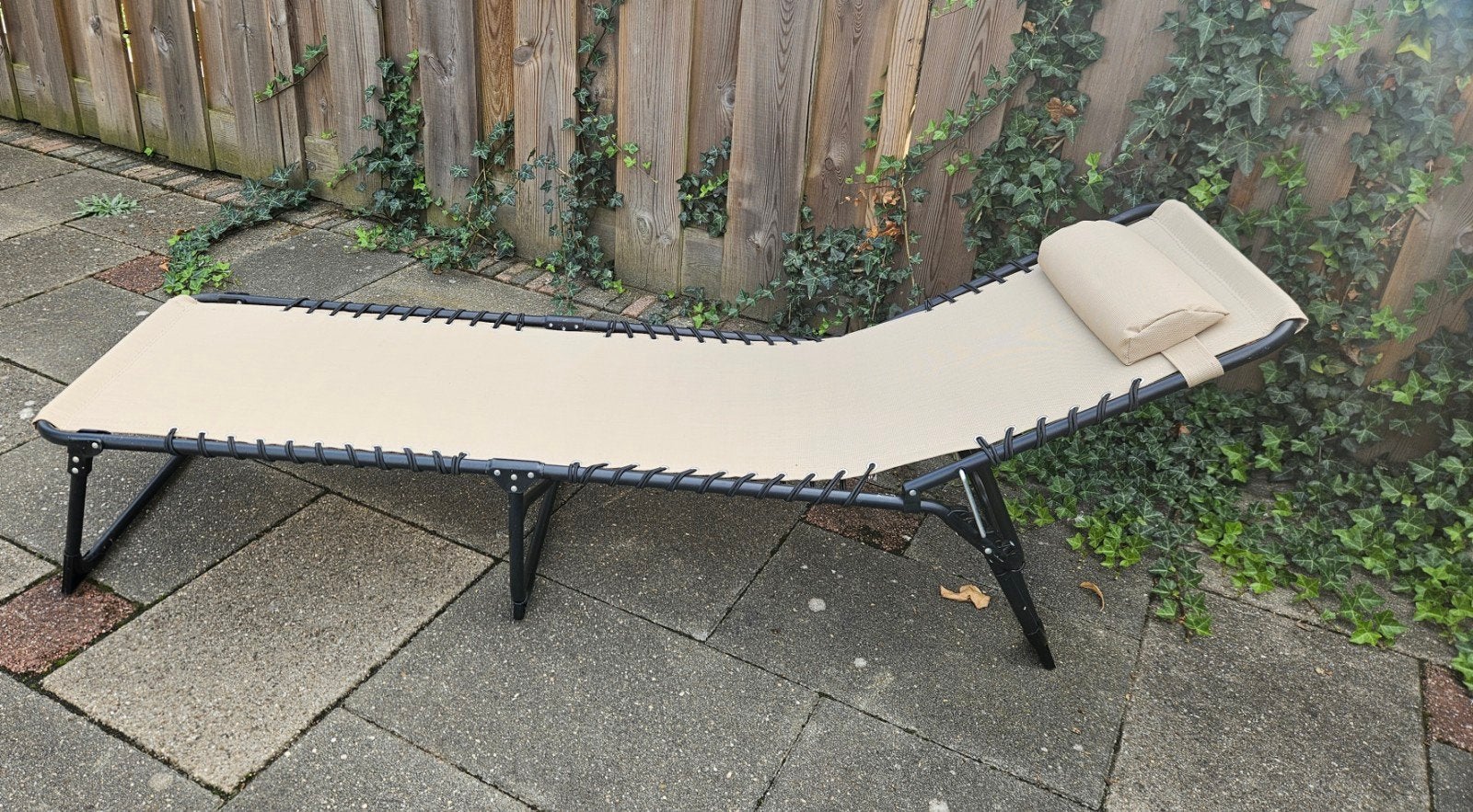 Comfortabel Ligbed - Ecru, Inklapbaar & Verstelbaar, Tuin en Terras, Ligbedden, Ophalen, Zo goed als nieuw, Metaal, Verstelbaar