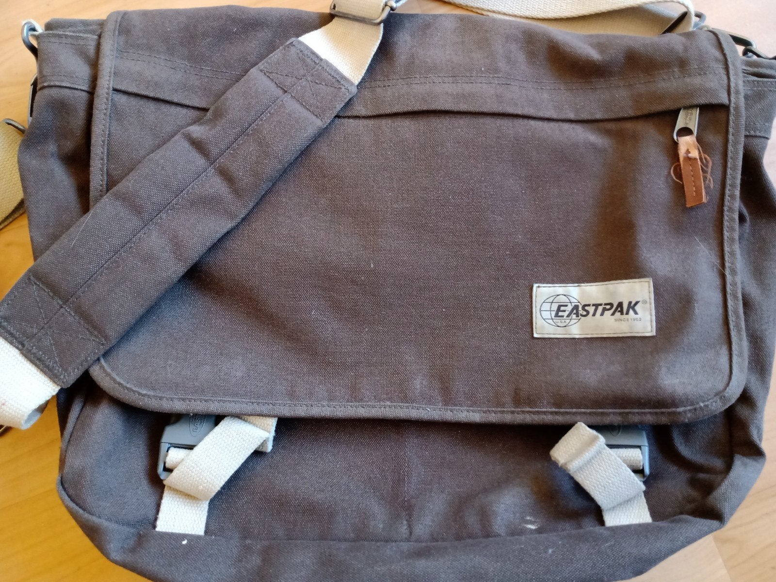 Eastpak schoudertas - Bruin, Ophalen of Verzenden, Zo goed als nieuw, Bruin, Overige merken