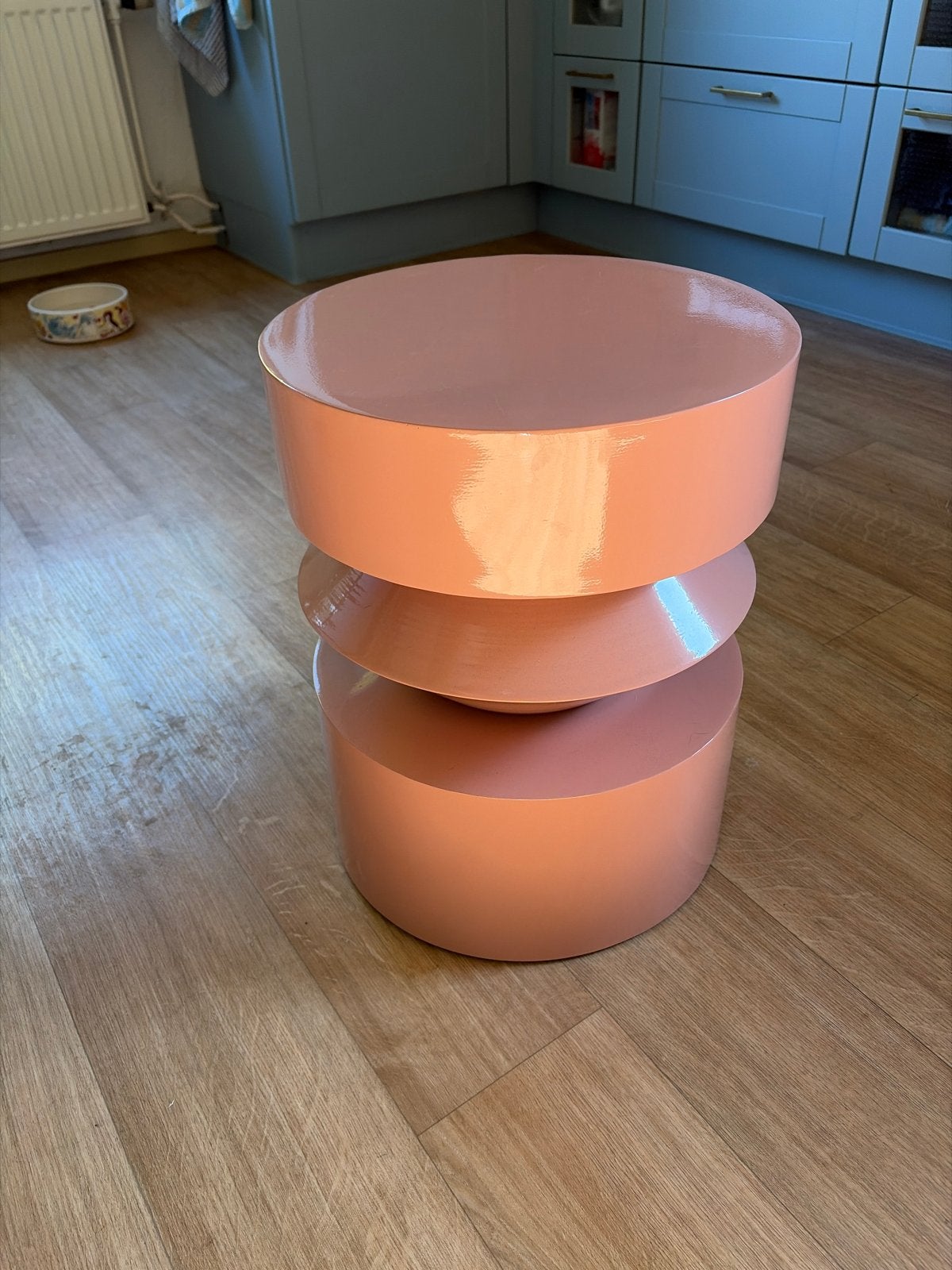 Roze bijzettafel/krukje - Modern design, Huis en Inrichting, Rond, Zo goed als nieuw, Ophalen, 45 tot 60 cm
