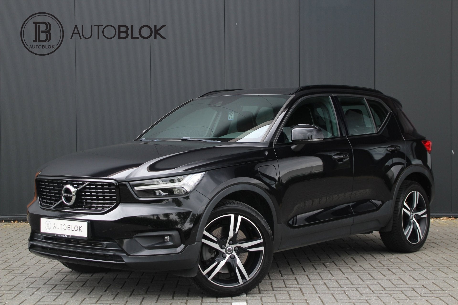 Volvo XC40 1.5 T4 Recharge R-Design|, Auto's, Zwart, Zwart, Plug-in hybride, Bedrijf