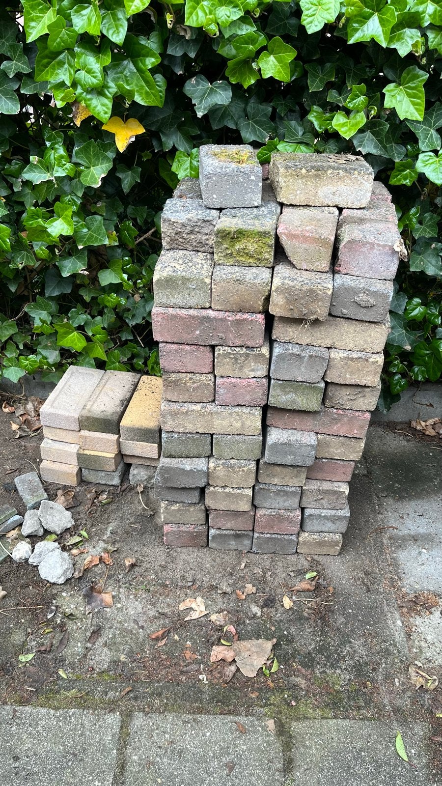 Ca 90 Gebruikte betonklinkers voor tuin of oprit, Ophalen, Gebruikt, Klinkers, Minder dan 5 m²