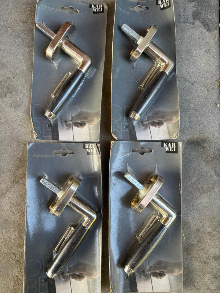 4x Karwei Raamkruk met 'klik' - Nieuw in verpakking, Ophalen of Verzenden, Nieuw, Overige materialen, Klink of Kruk