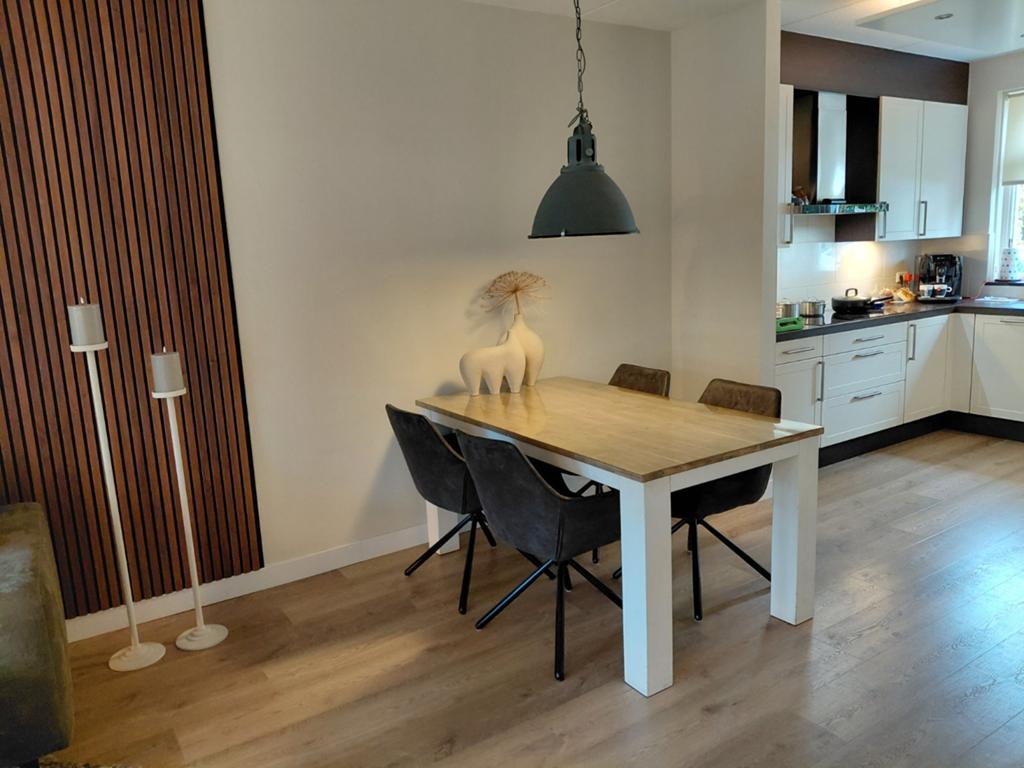 Robuuste eettafel set met steigerhouten blad en witte poten., Huis en Inrichting, Tafels | Eettafels, Ophalen, Overige materialen