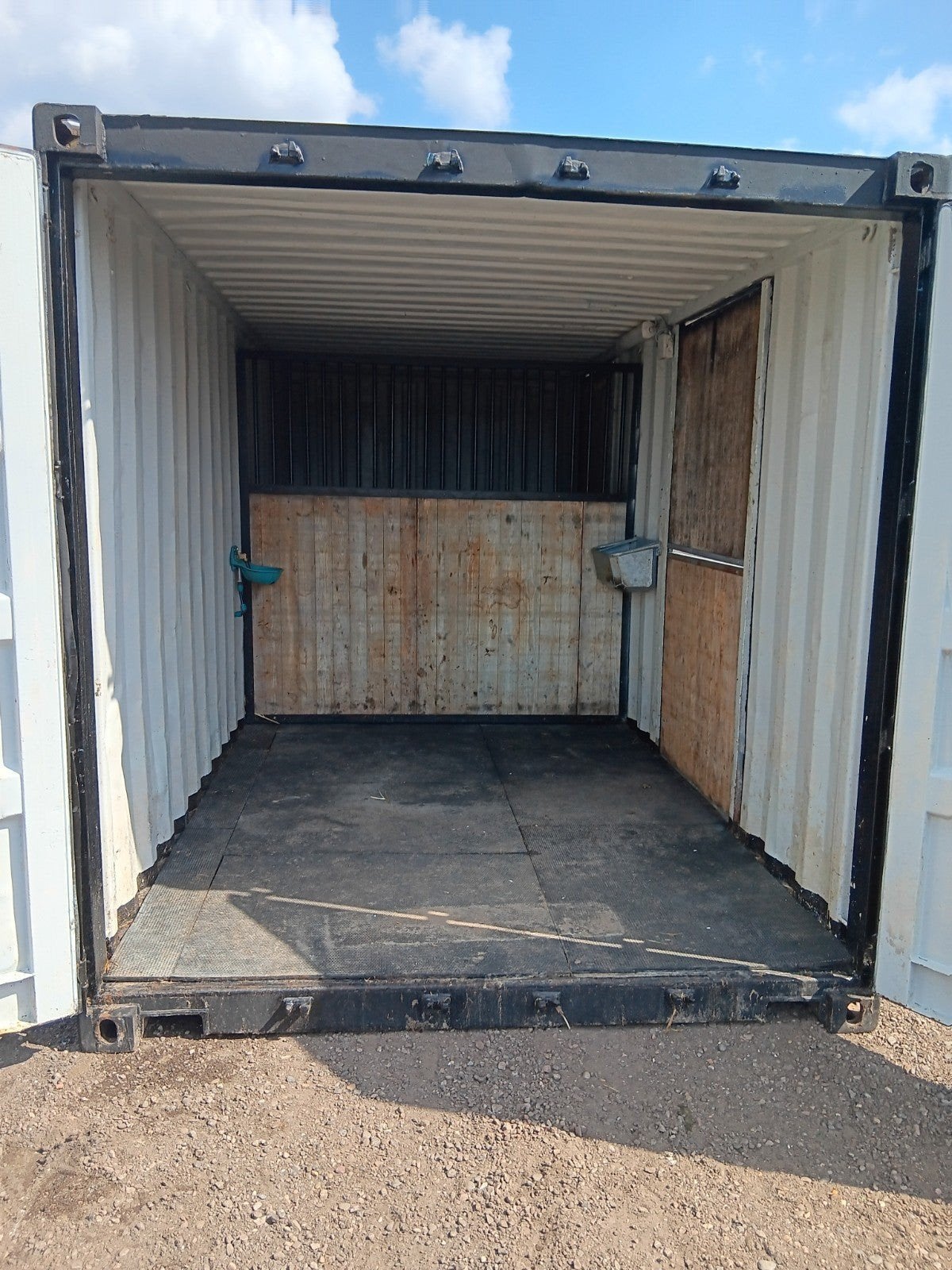 Te koop /te huur,compleet ingerichte stalcontainers., Dieren en Toebehoren, Stalling, 2 of 3 paarden of pony's