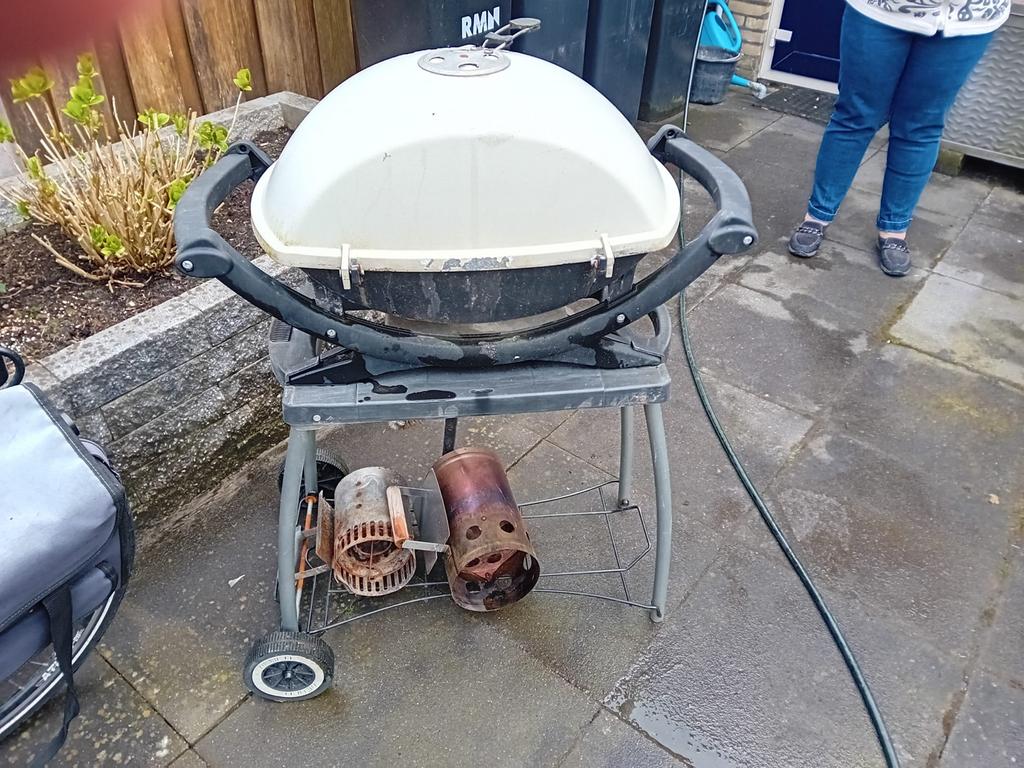 Weber BBQ met onderstel en accessoires, Tuin en Terras, Houtskoolbarbecues, Ophalen of Verzenden, Gebruikt, Met accessoires