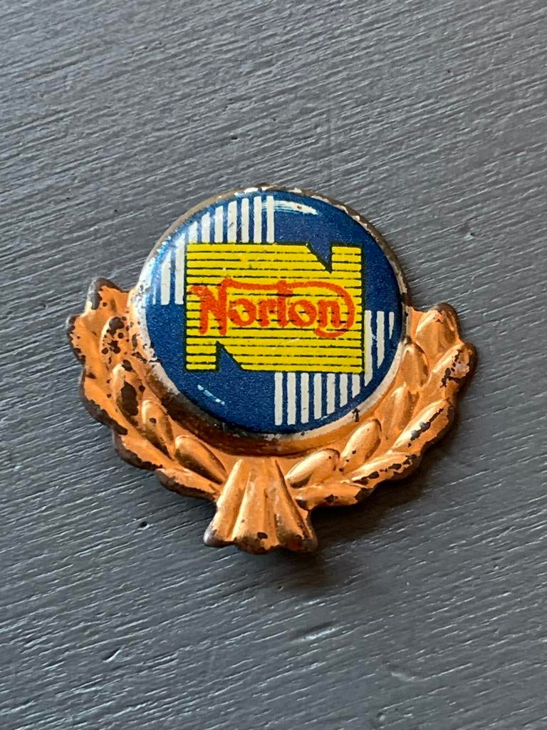 Vintage Norton Motorcycle Speldje - Groot-Brittannië, Verzamelen, Speldjes, Pins en Buttons, Gebruikt, Ophalen of Verzenden, Nvt