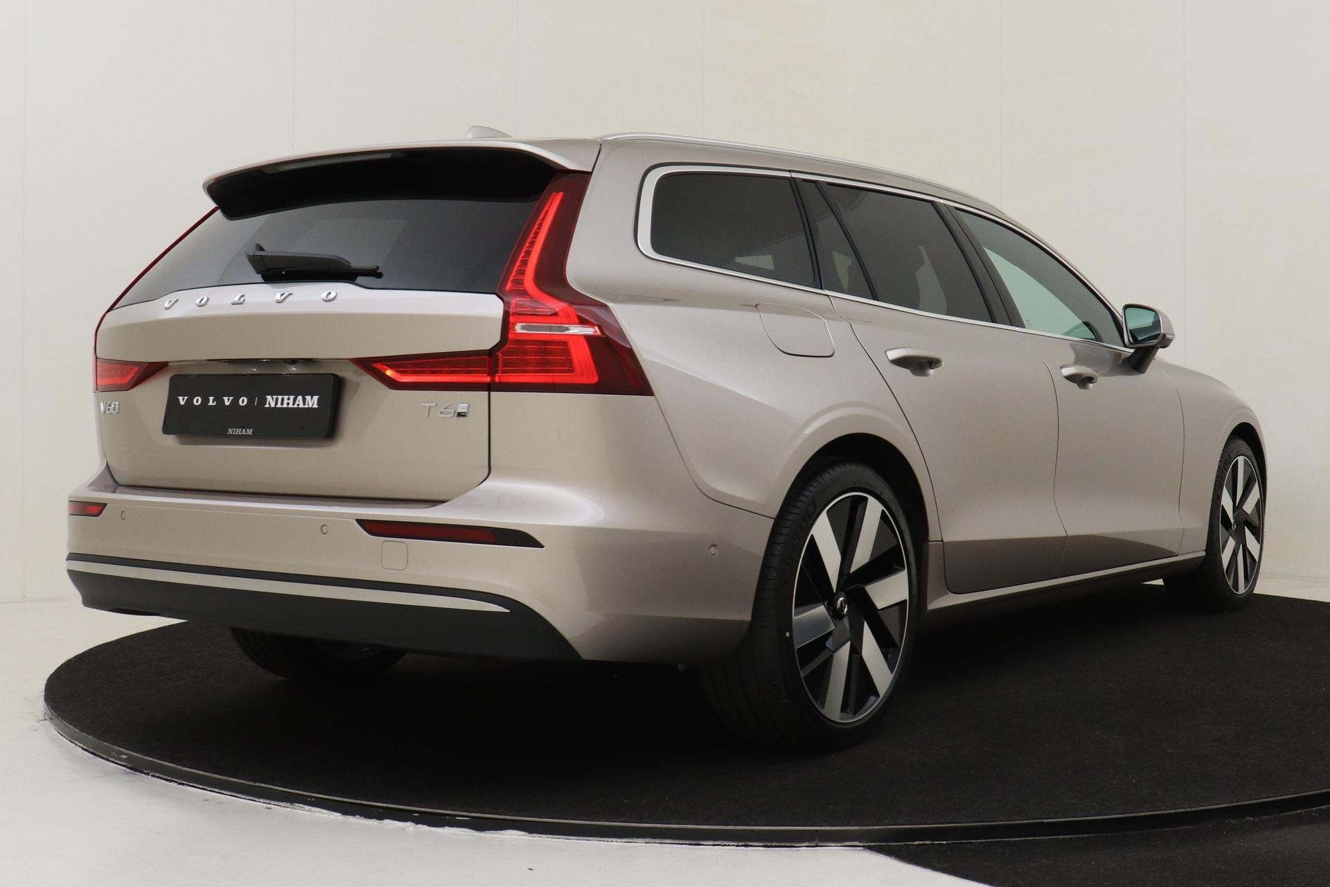 Volvo V60 T6 PLUG-IN HYBRID AWD ULTRA BRIGHT *VOL!* -PANO.DA, Automaat, 12 maanden, Euro 6, Leder