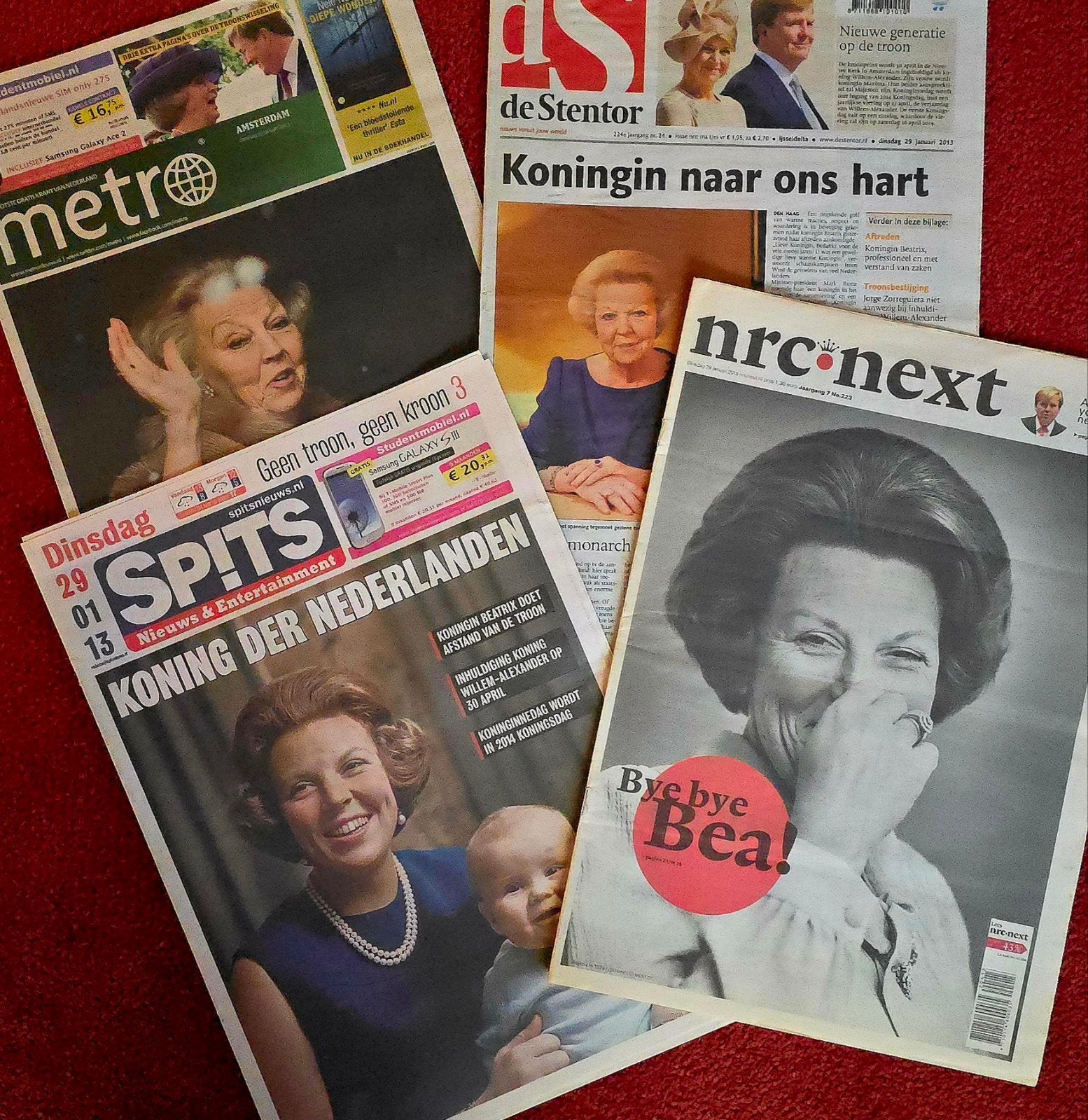 Beatrix kondigt aftreden aan - Krantenartikelen 2013, Ophalen of Verzenden, Gelezen, Krant
