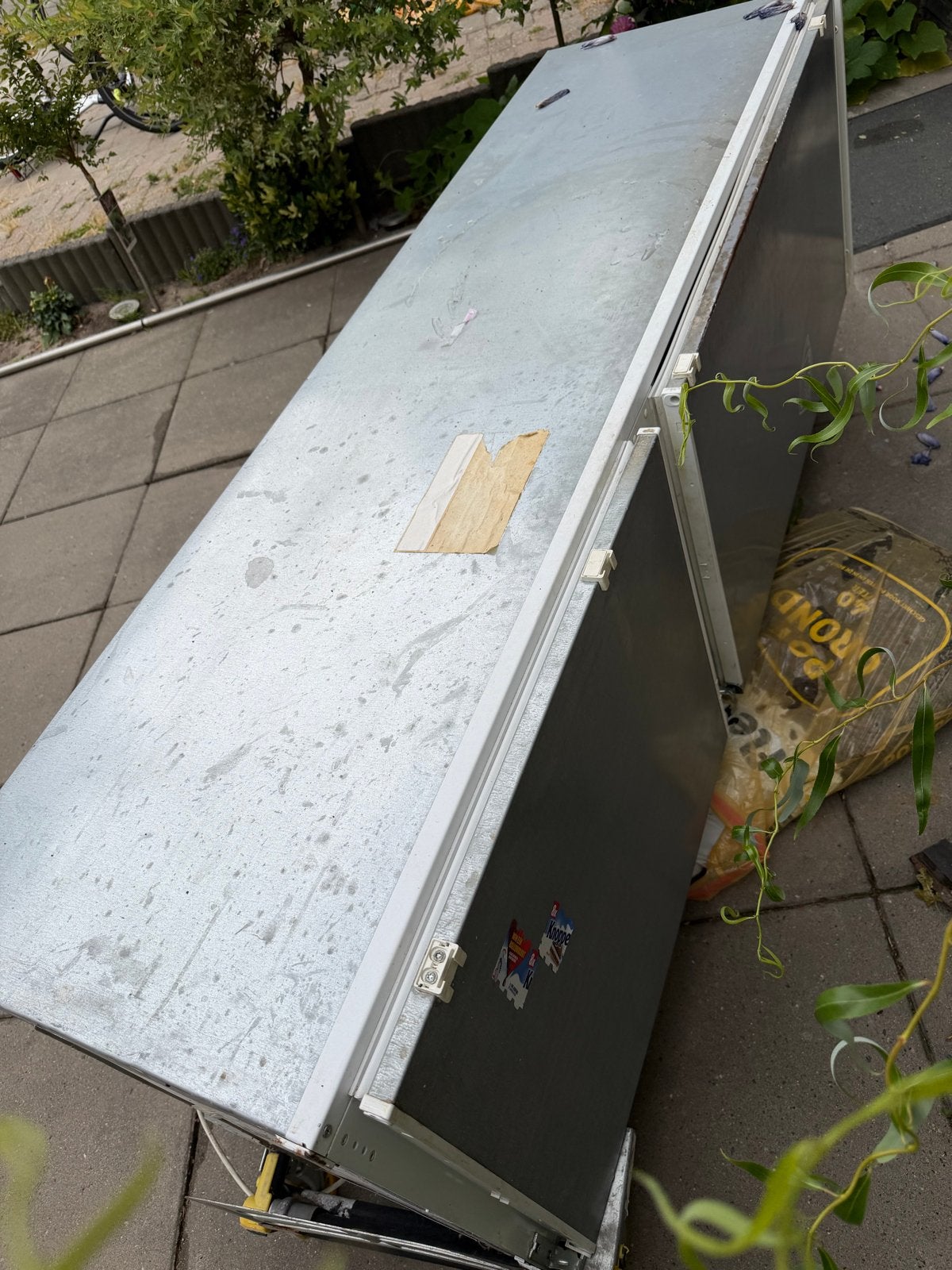 Gratis Koelkast met defecte deur - Ideaal voor onderdelen, Witgoed en Apparatuur, Koelkasten en IJskasten, Ophalen, 200 liter of meer