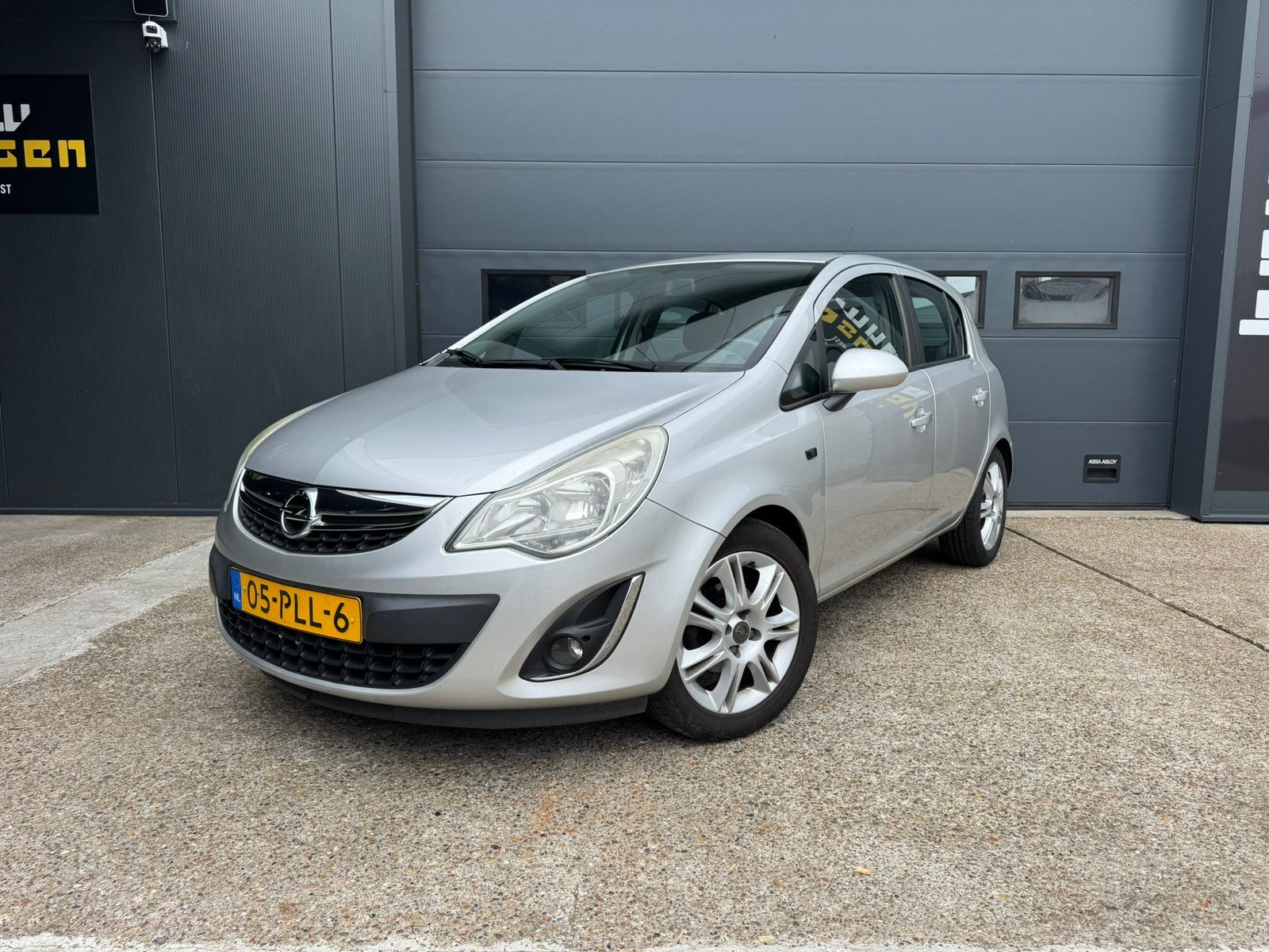 Opel Corsa 1.4 16V Edition 5DRS 2011 Zilver Airco Apk Cruise, Voorwielaandrijving, 4 cilinders, 100 pk, 49 €/maand