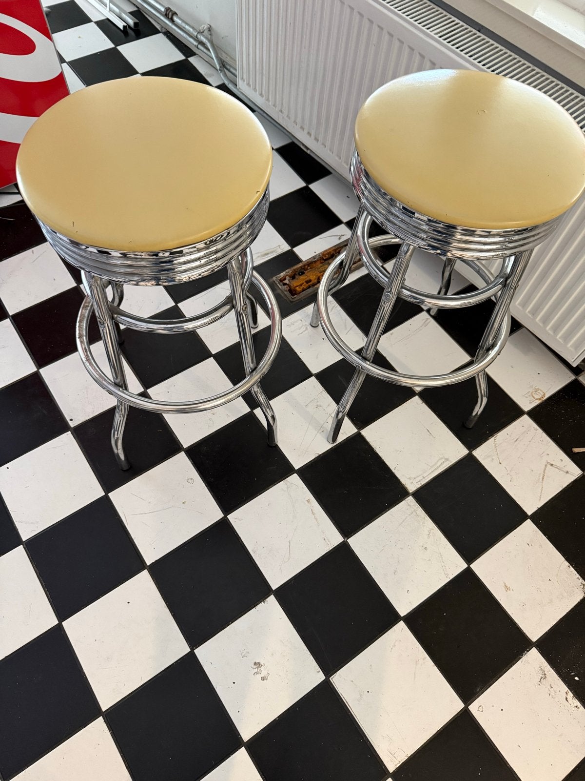 Set van 2 vintage barkrukken - Chroom en geel, Huis en Inrichting, Ophalen, Gebruikt, 90 cm of meer, Metaal