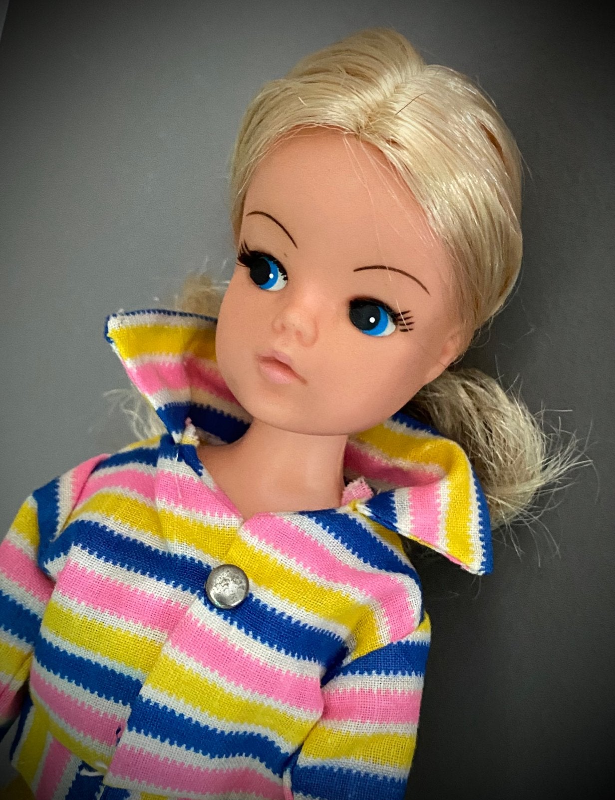 Vintage Pedigree Sindy in 60 s outfit + klompen niet Barbie, Verzenden, Pop