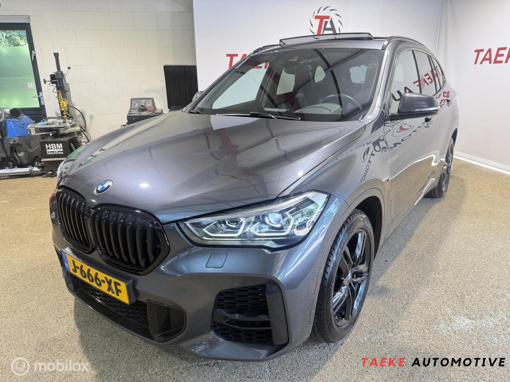 BMW X1 sDrive18i High Executive AUT/PANO/CRUIS/CLIMA/NAVI, 15 km/l, Gebruikt, Euro 6, Leder en Stof