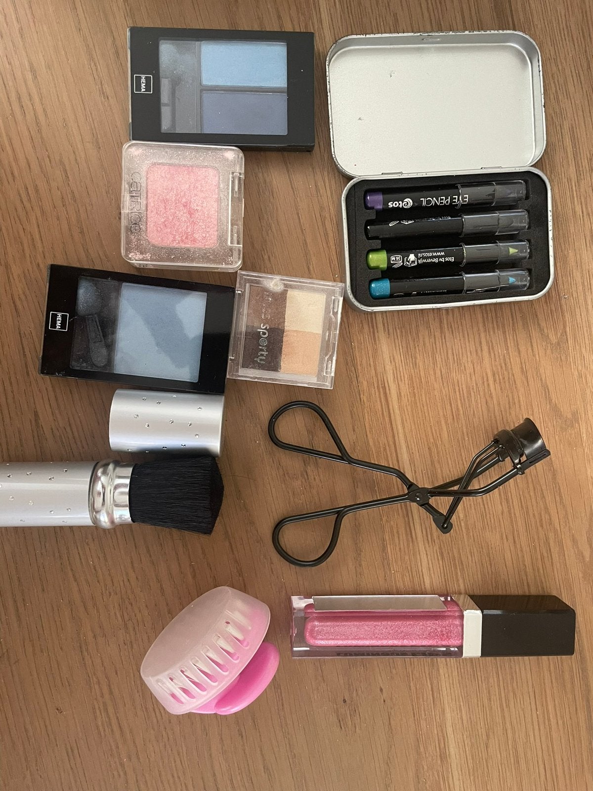 Make-up set: oogschaduw, eyeliners, wimpertang, kwast, Ophalen of Verzenden, Zo goed als nieuw, Toebehoren, Overige kleuren