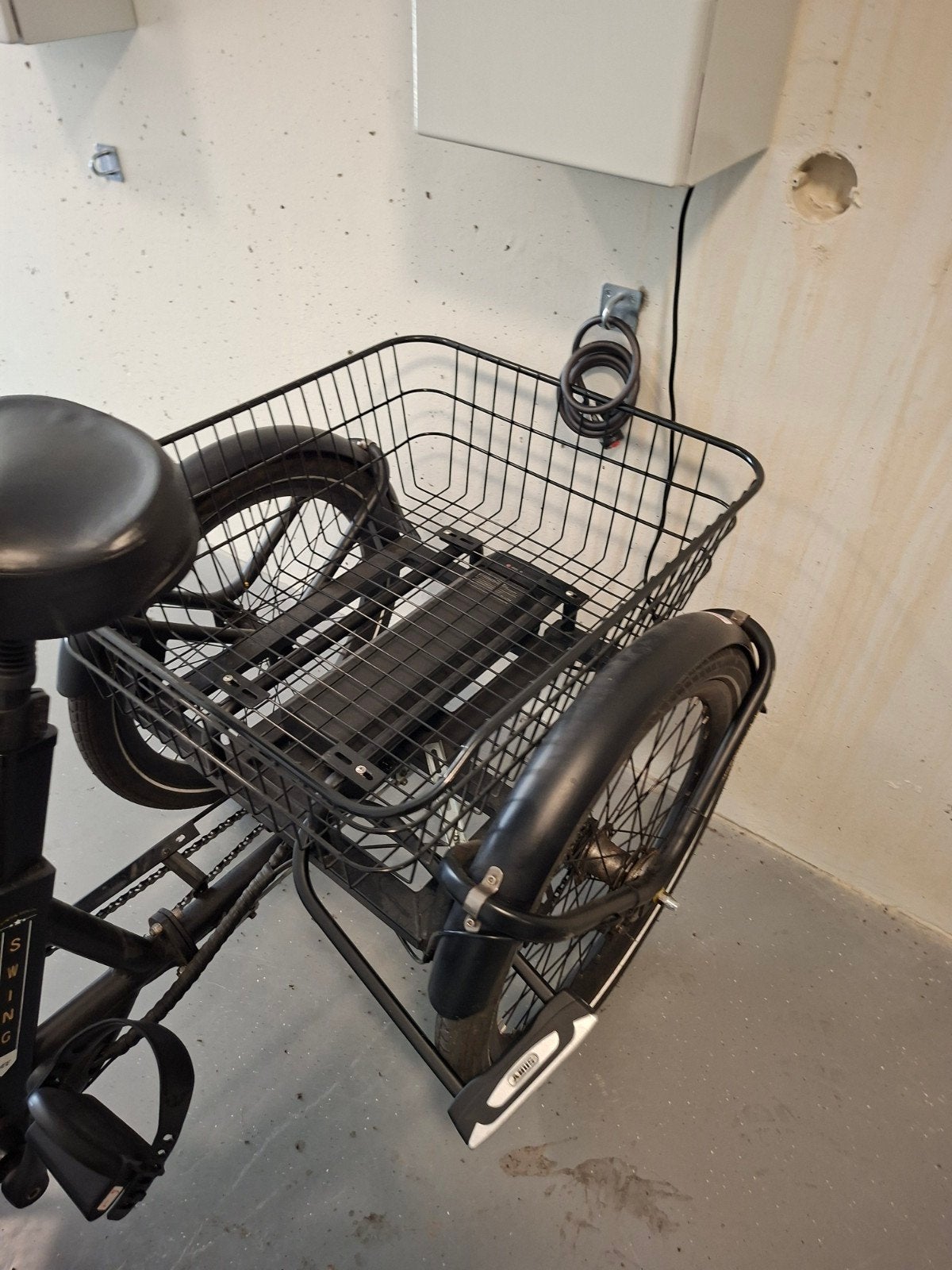 Foto 3 van electrische driewieler fiets swing, met manden voor en achte