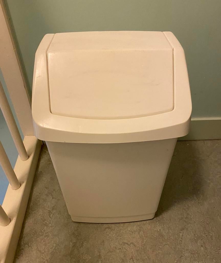 Curver afvalemmer met klepdeksel, wit, Huis en Inrichting, Woonaccessoires | Prullenbakken, Gebruikt, Kunststof, 50 tot 75 cm