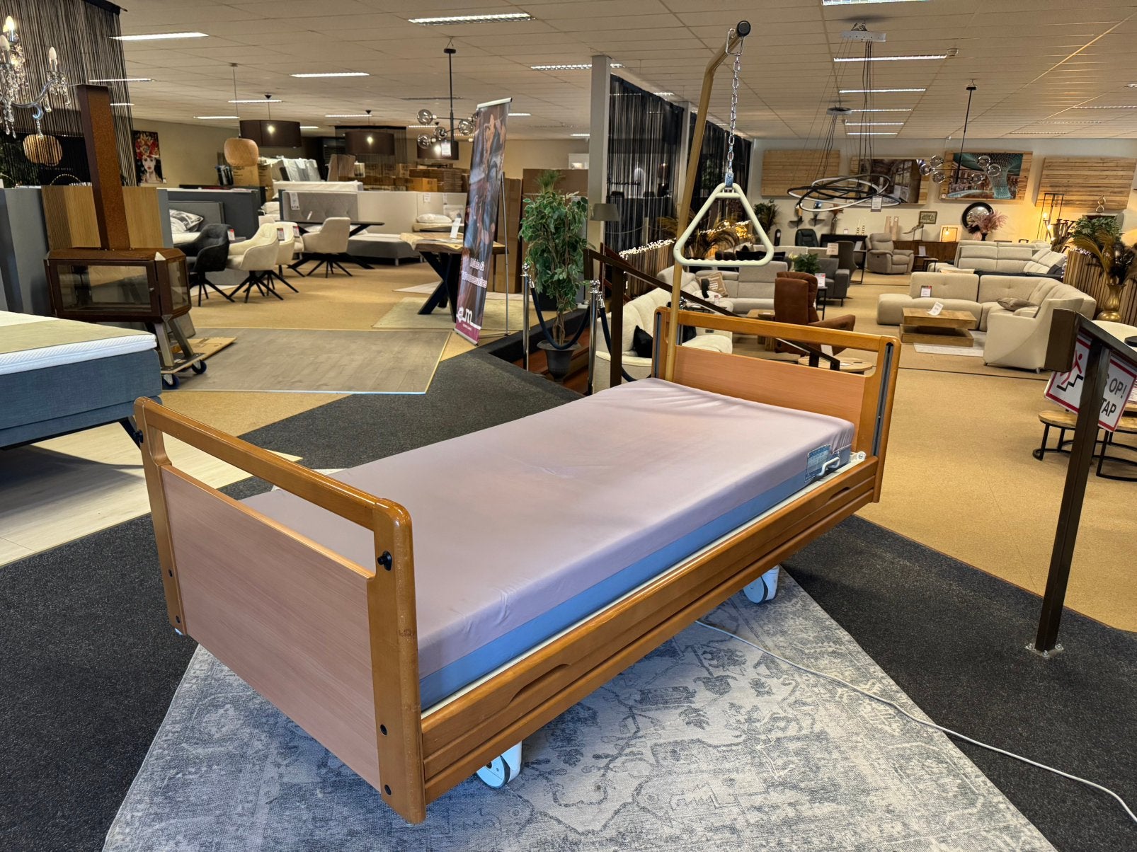 Hoog-laag bed  €399,-- verpleegbed - thuiszorgbed Elektrisch, Ophalen, Verstelbaar, 90 cm, Eenpersoons