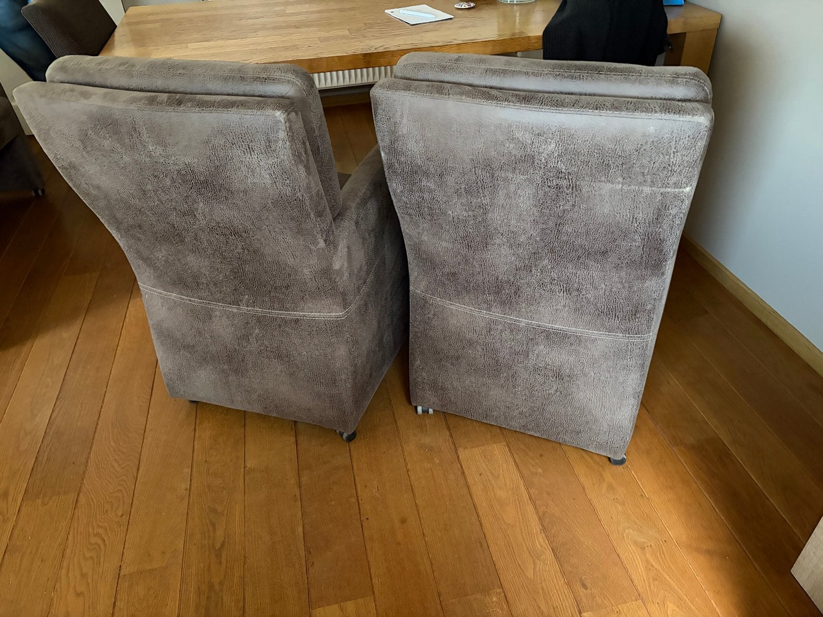 Foto 4 van Vier comfortabele eetkamerstoelen - bruin
