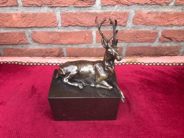 bronzen beeld, rustend edelhert, Ophalen of Verzenden, Brons