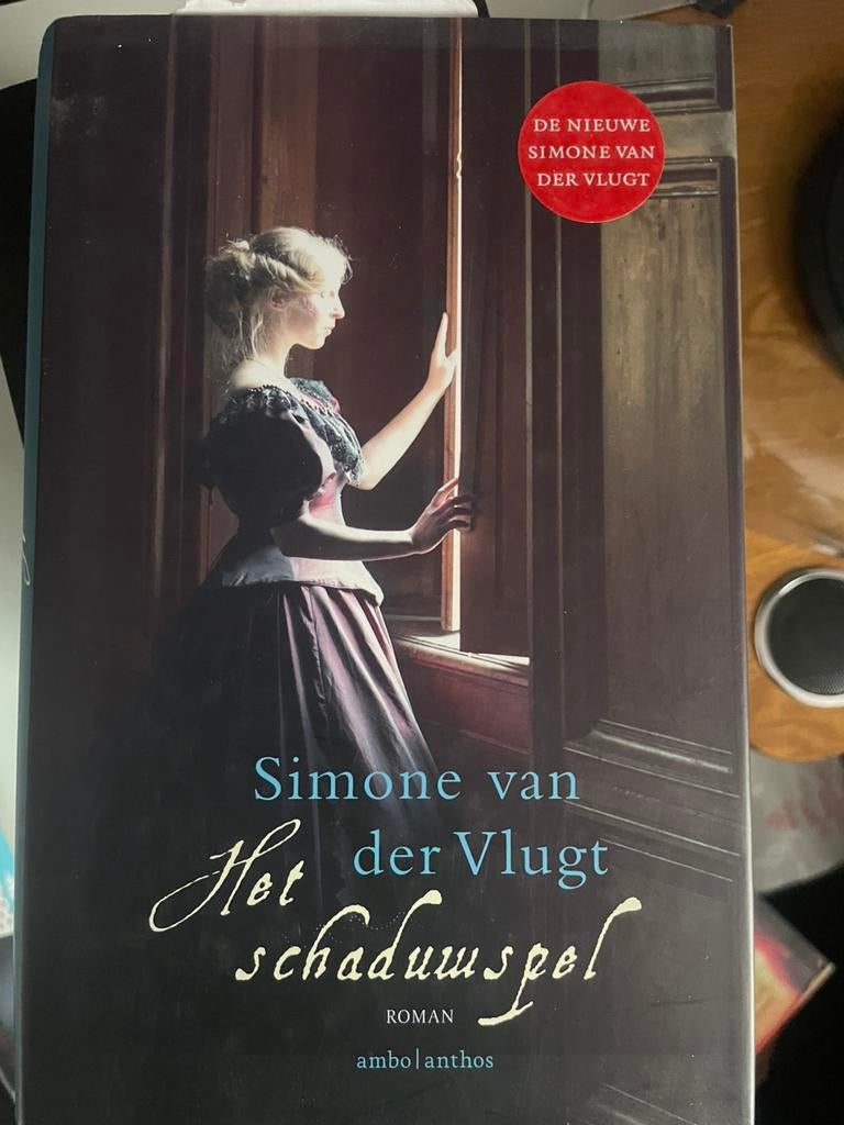 Simone van der Vlugt - het schaduwspel, Ophalen of Verzenden, Zo goed als nieuw