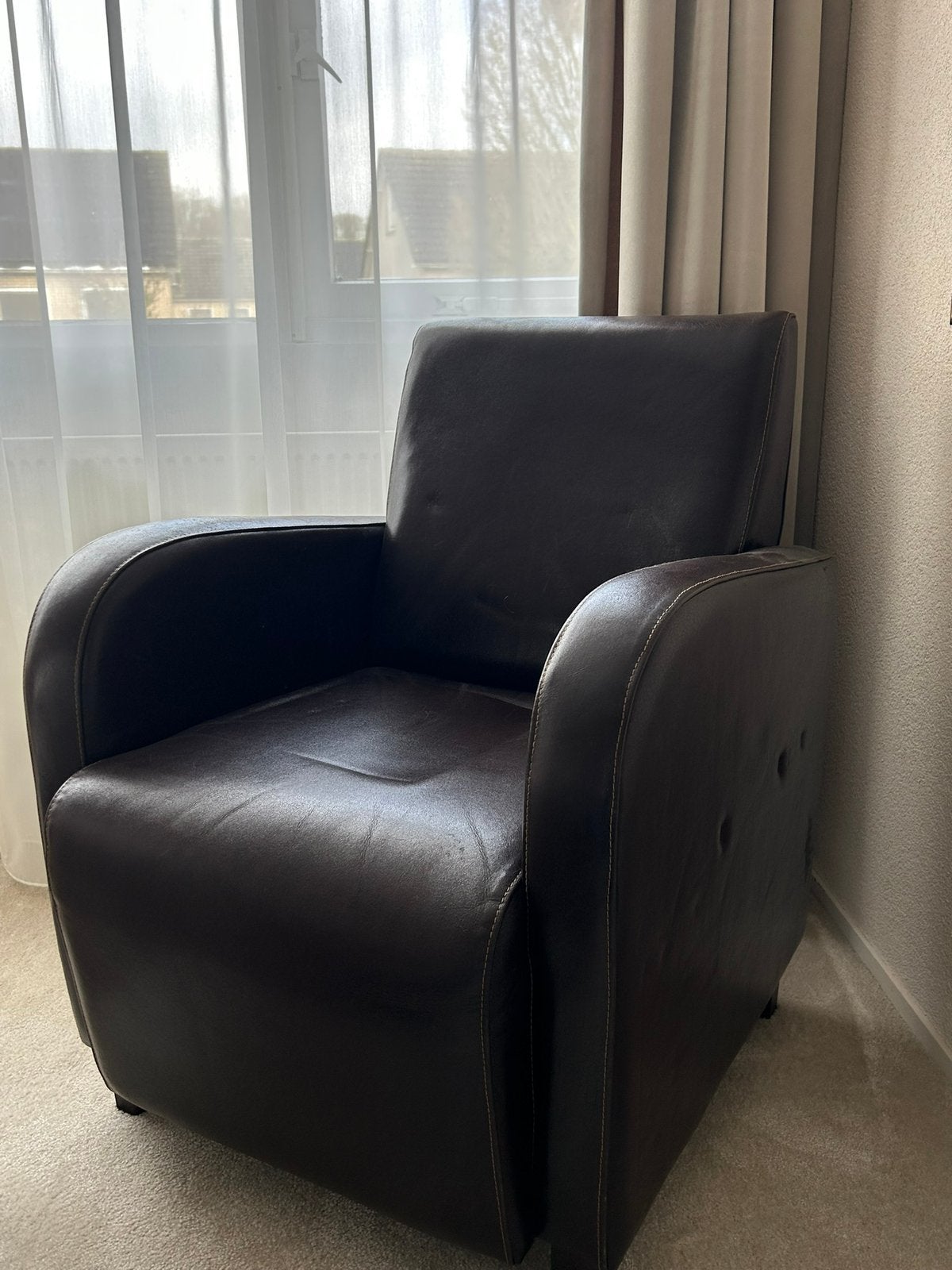 2 dezelfde stoelen van leer in goede staat, Huis en Inrichting, Ophalen of Verzenden, Zo goed als nieuw, 75 tot 100 cm, Leer