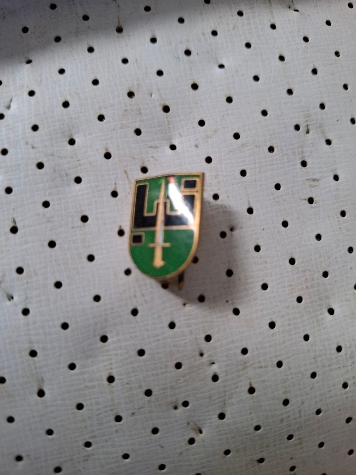 Leger speld emaille groen - mist klein stukje, Verzamelen, Militaria | Algemeen, Ophalen of Verzenden
